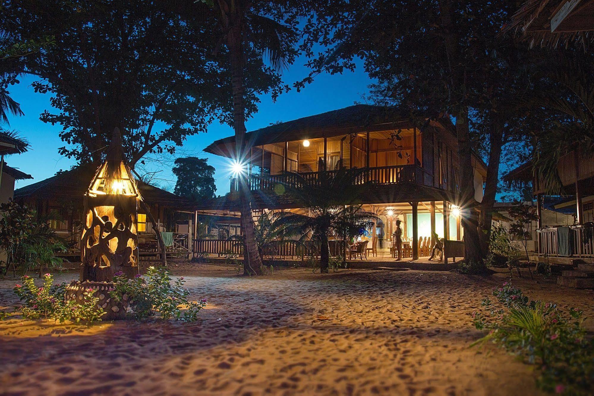 奥荣酒店 Siladen Island 外观 照片